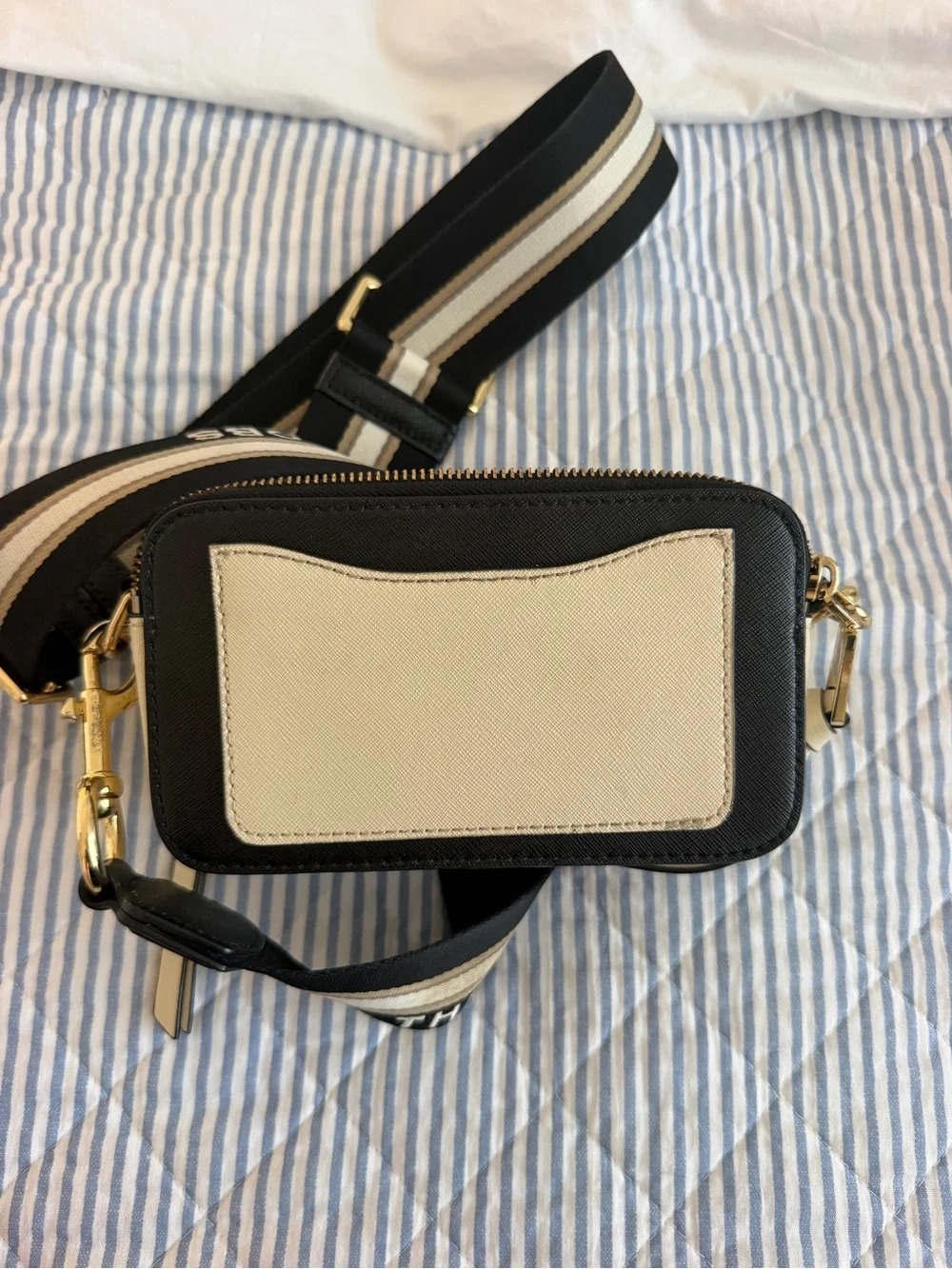 Marc Jacobs Snapshot Bag with Logo Strap in New Cloud/Gold
